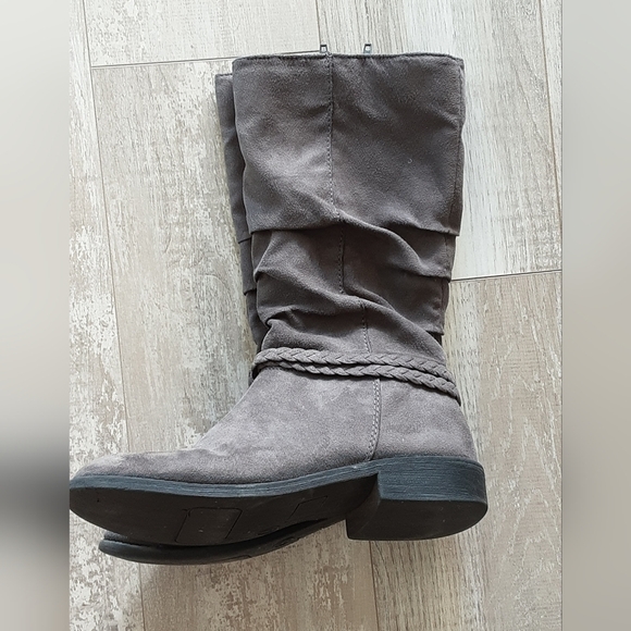 Kohl's Other - Girls gray suede boots sz 3